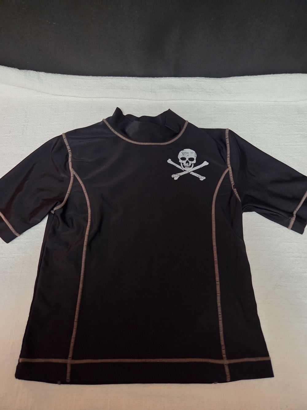 Mossimo Supply Co. Black Short Sleeve Rash Guard with Skull Graphic